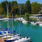 Couette-café Marina 4*