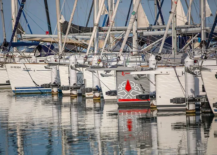 לינה וארוחת בוקר Marina Alsóörs