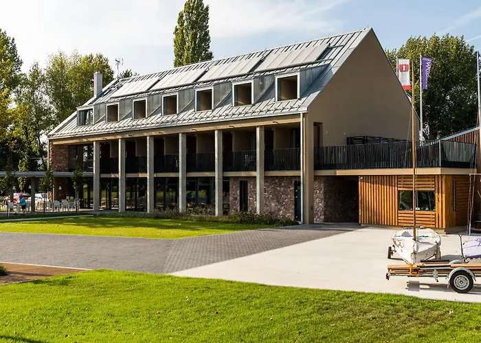 Marina Bed & Breakfast 4*